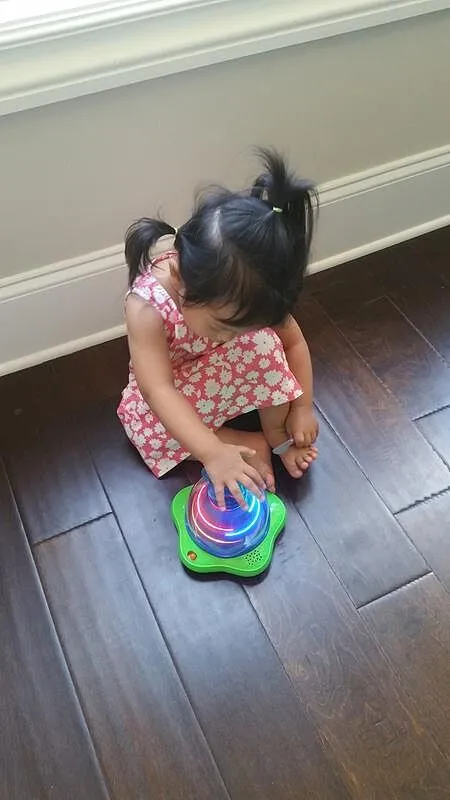 Bright Starts Press & Glow Spinner Musikspielzeug mit Licht