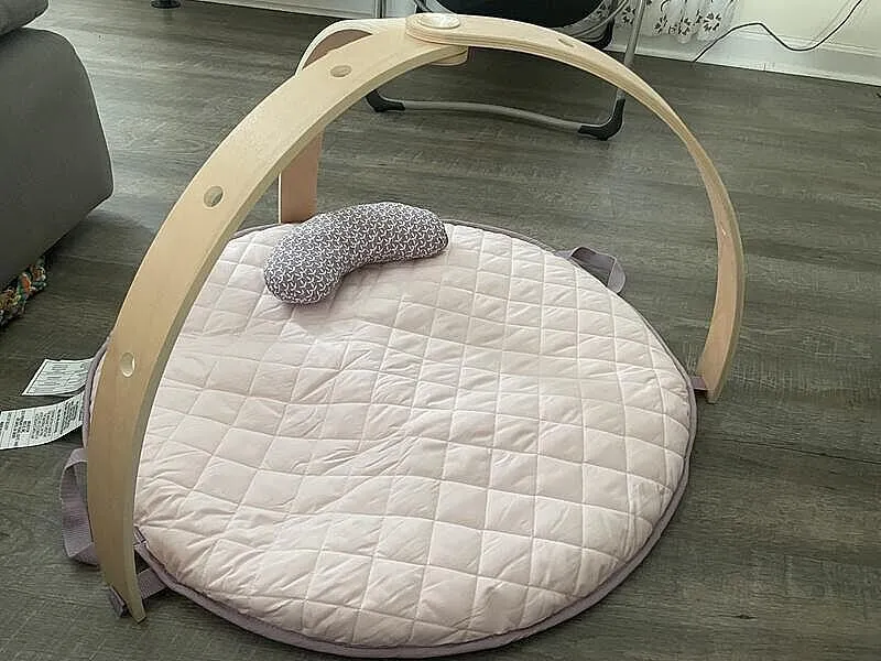 Ingenuity Cozy Spot Duvet Spieldecke Calla mit Spielbogen Holz
