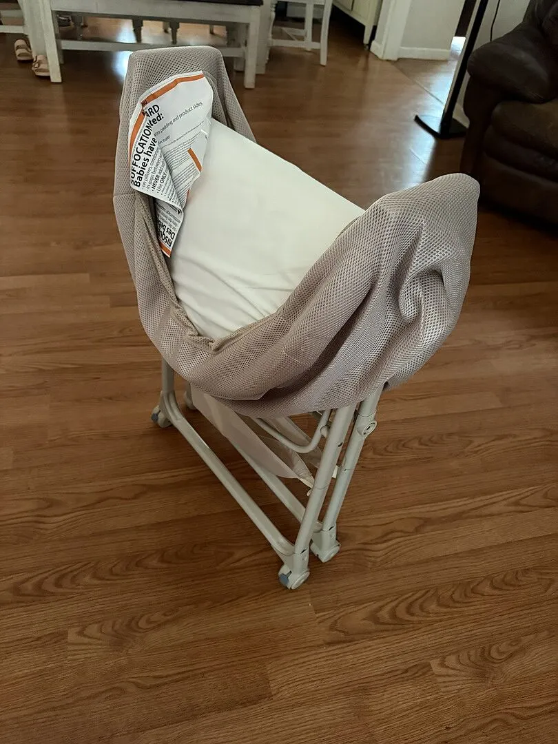 Ingenuity Snooze & Stow Easy-Folding Babybett Sand mit Sound