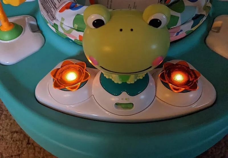 Bright Starts Bounce Bounce Baby 2-in-1 Spielcenter Playful Pond mit Tisch