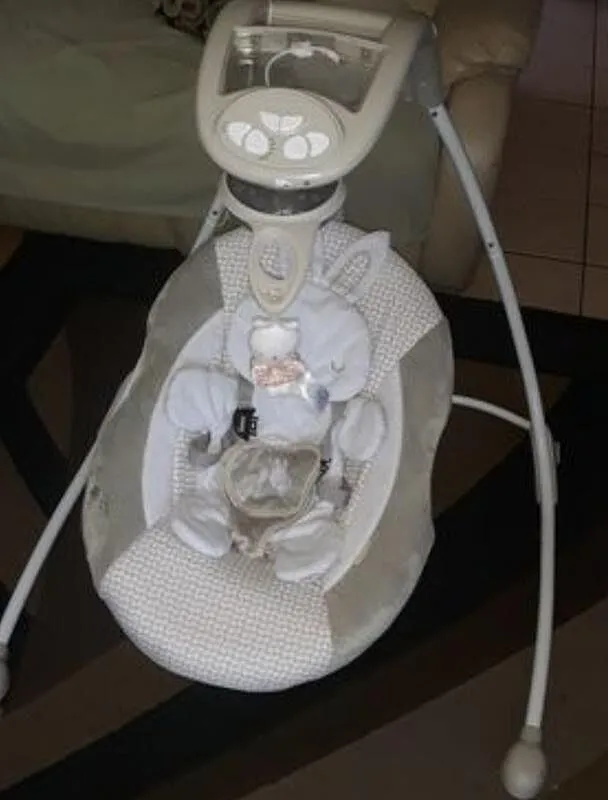 Ingenuity InLighten Twinkle Tails Babyschaukel mit Licht-Mobile