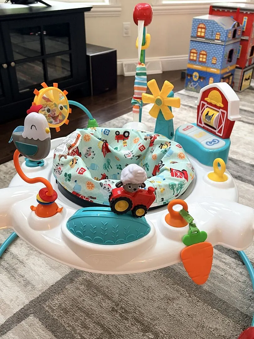 Baby Einstein Farm Explorers Barnyard Jumper 2-in-1 mit Klavier