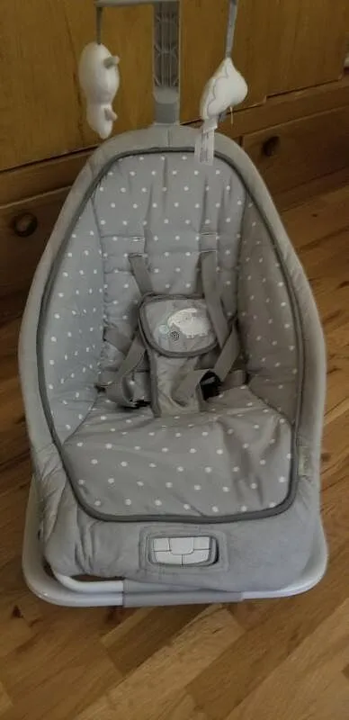 Ingenuity Cuddle Lamb Babywippe mit Vibration Lamm