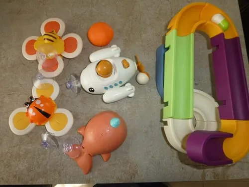 TUMAMA Badespielzeug Dusche mit Saugnapf und Rutsche