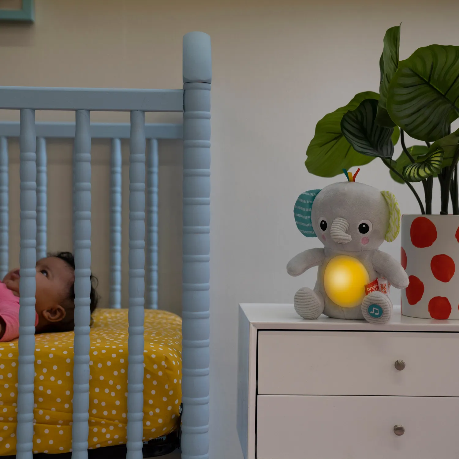Bright Starts Hug-a-bye Baby Elefant Kuscheltier mit Licht & Musik