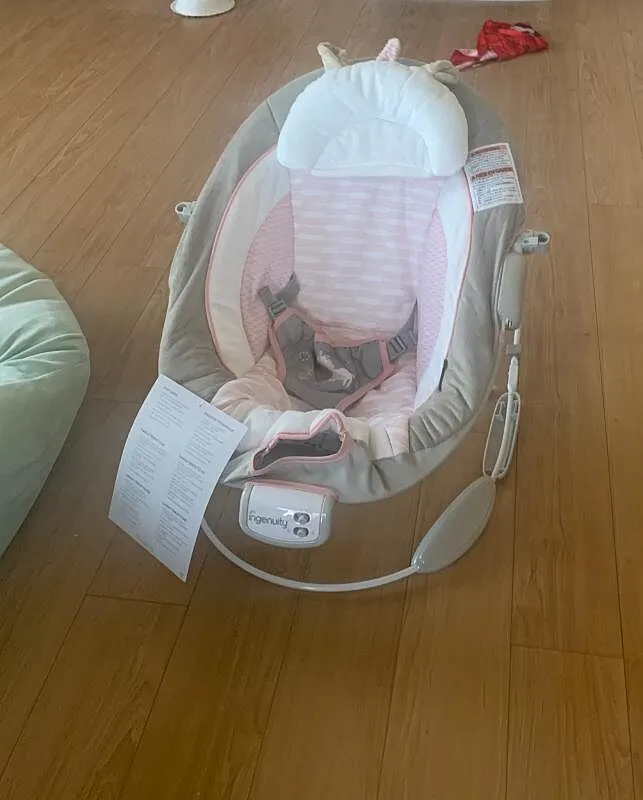 Ingenuity Flora Einhorn Babywippe mit Vibration+Musik
