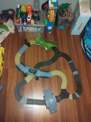 TUMAMA Dino Autorennbahn mit Auto batteriebetrieben