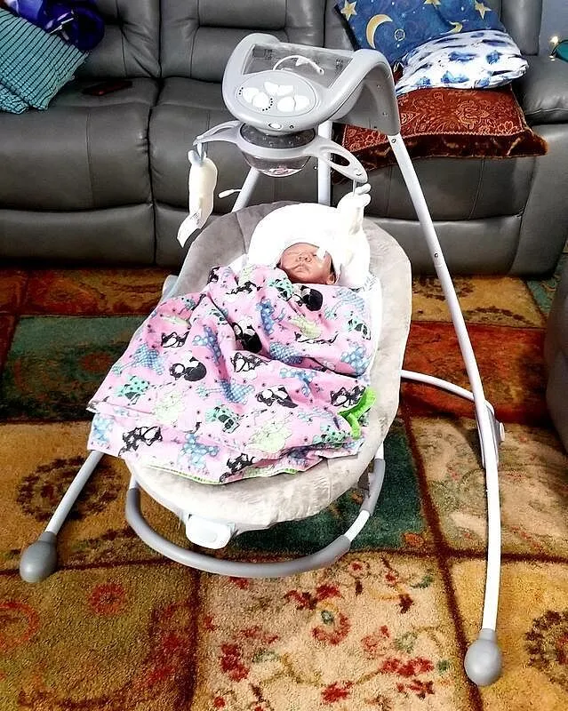 Ingenuity InLighten Pemberton Babyschaukel 2-in-1 mit Vibration