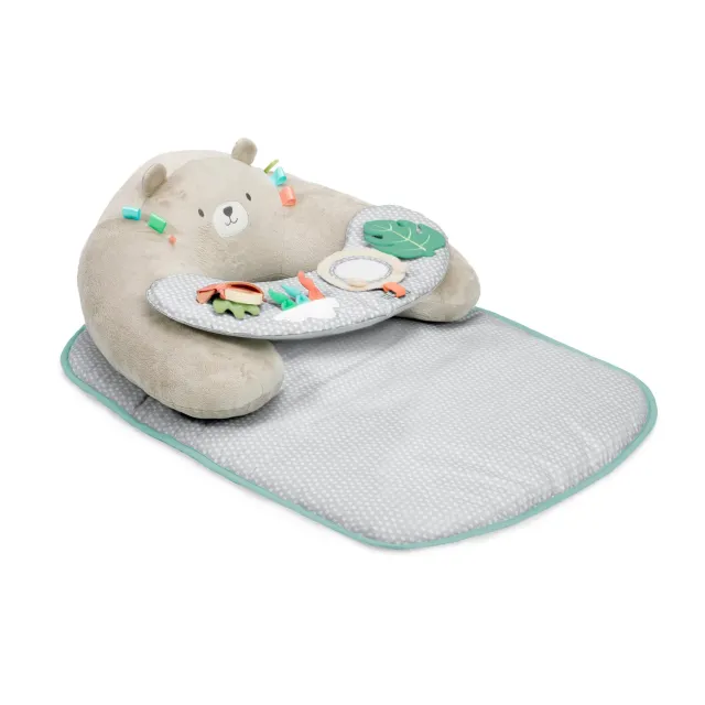 Ingenuity Cozy Prop 4-in-1 Spielmatte Nate Bär stützend