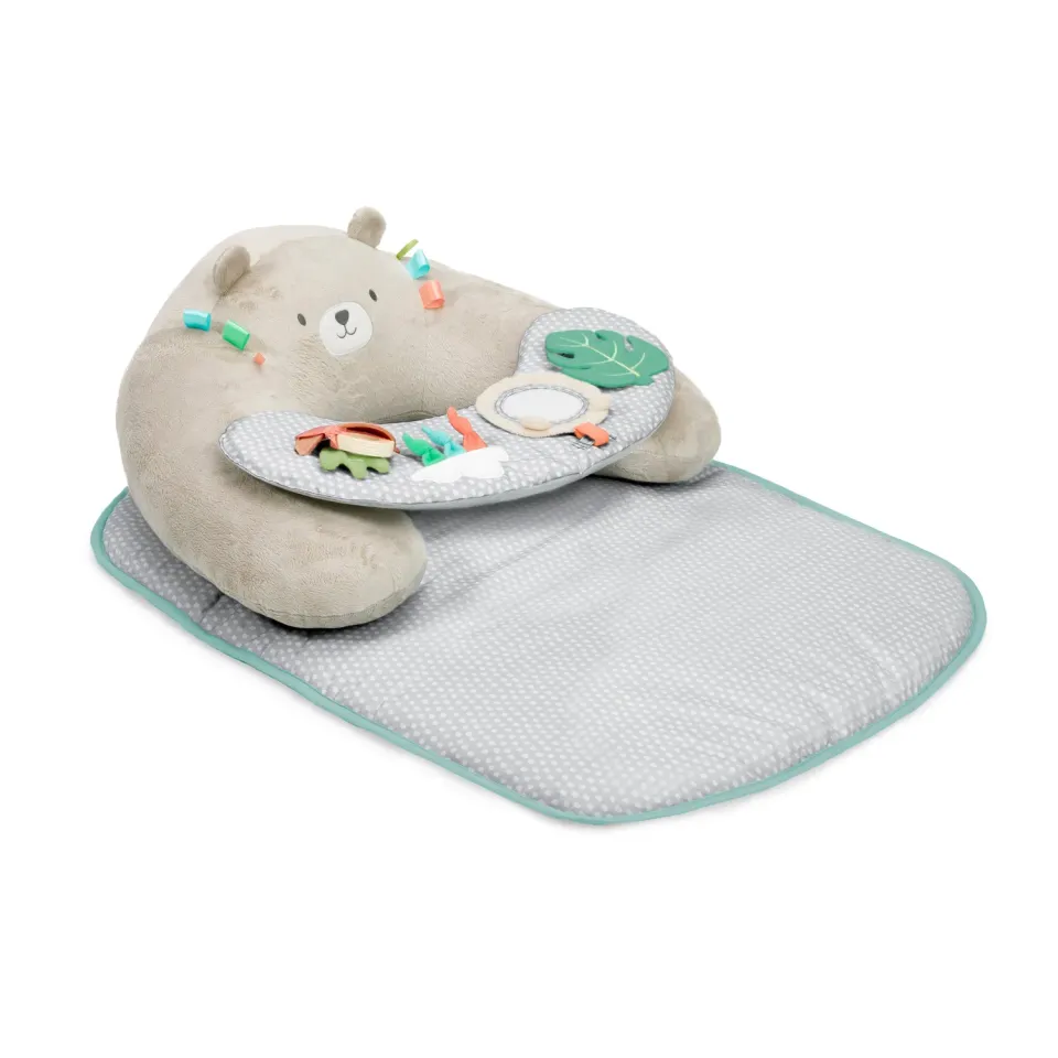 Ingenuity Cozy Prop 4-in-1 Spielmatte Nate Bär stützend