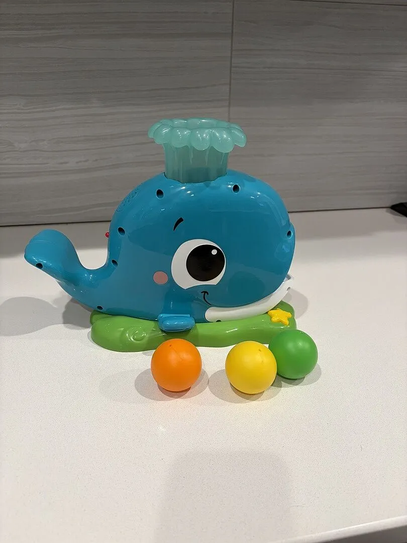 Bright Starts Silly Spout Whale Ball Popper Kugelspiel 3 Bälle mit Licht