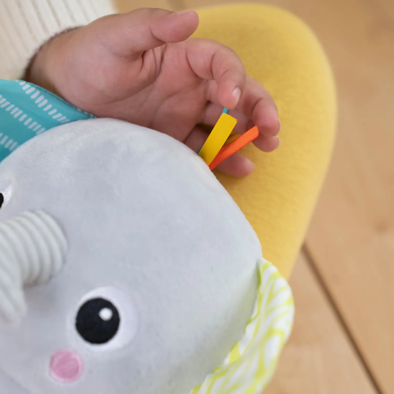 Bright Starts Hug-a-bye Baby Elefant Kuscheltier mit Licht & Musik