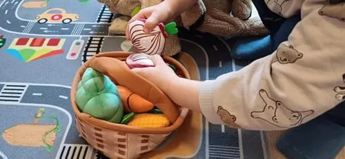 TUMAMA Plüschgemüse Set 7-teilig sensorisch mit Korb