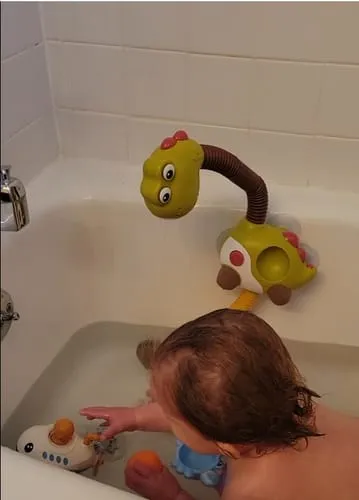 TUMAMA Badespielzeug Dusche mit Saugnapf und Rutsche