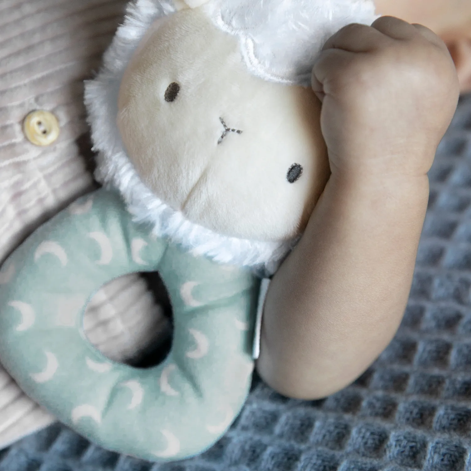 Ingenuity Sheppy the Sheep Ringrassel Plüsch sanft
