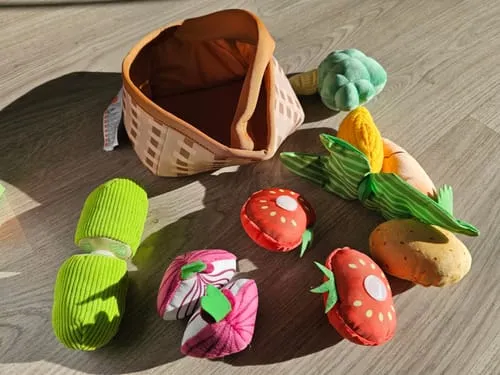 TUMAMA Plüschgemüse Set 7-teilig sensorisch mit Korb