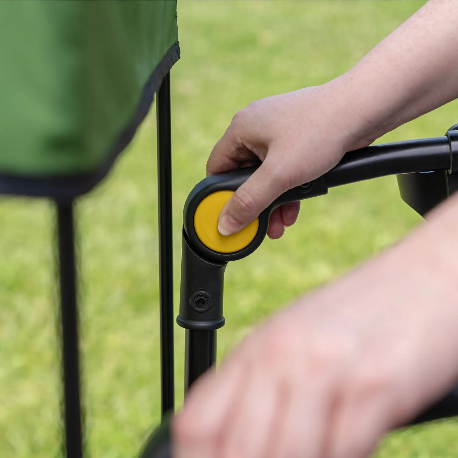 Bright Starts John Deere Pop N Ride Bollerwagen Zweisitzer