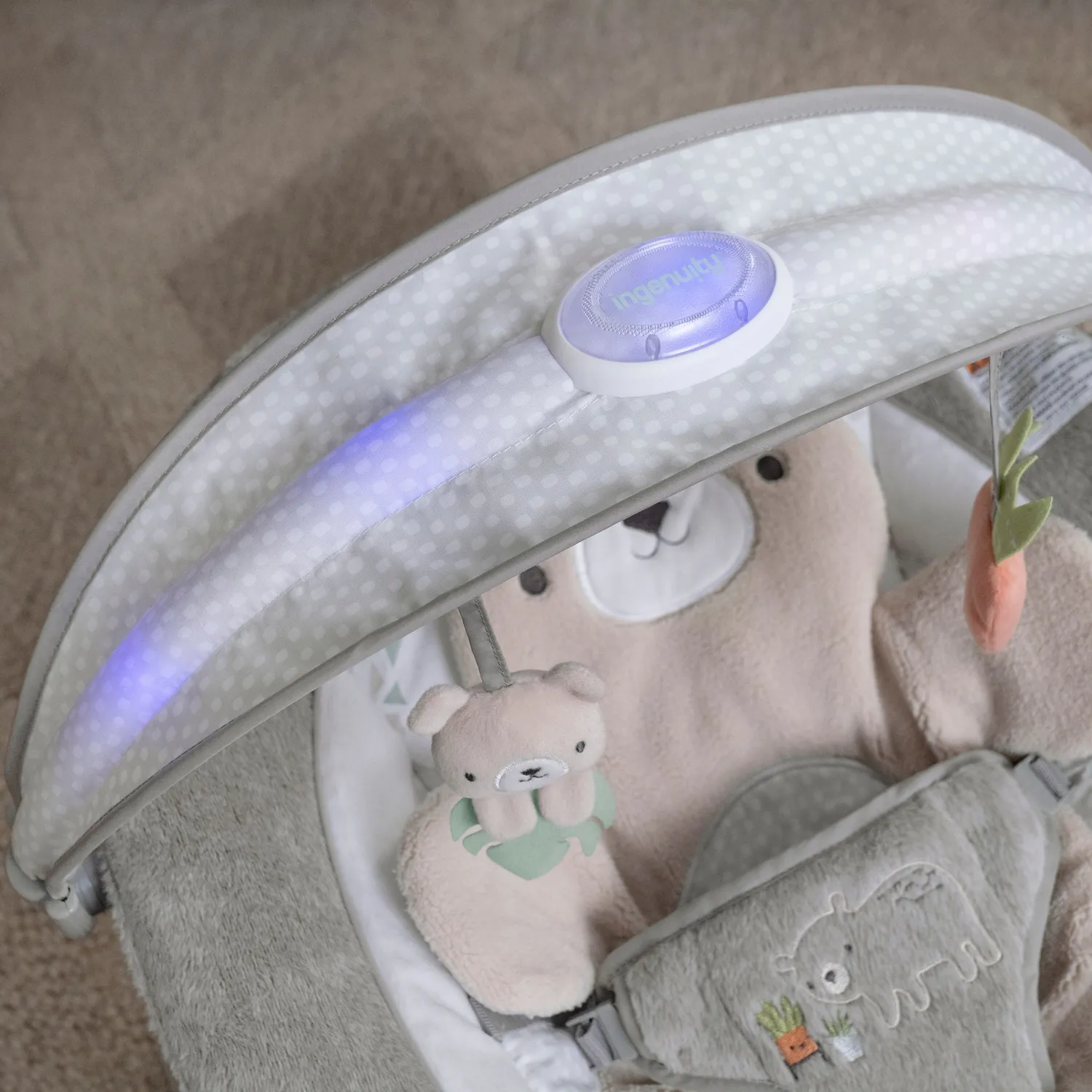 Ingenuity InLighten Nate Babywippe mit Licht-Spielbogen und Vibration