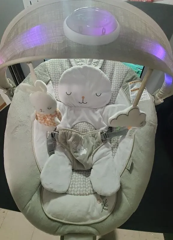 Ingenuity InLighten Twinkle Tails Babyschaukel mit Licht-Mobile