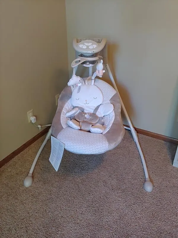 Ingenuity InLighten Twinkle Tails Babyschaukel mit Licht-Mobile