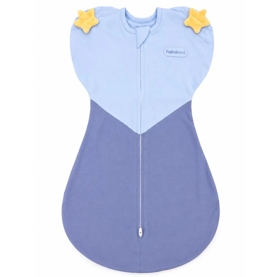 hahaland Arms-Up Schlafsack Blau für ruhigen Babyschlaf