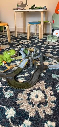 TUMAMA Dino Autorennbahn mit Auto batteriebetrieben