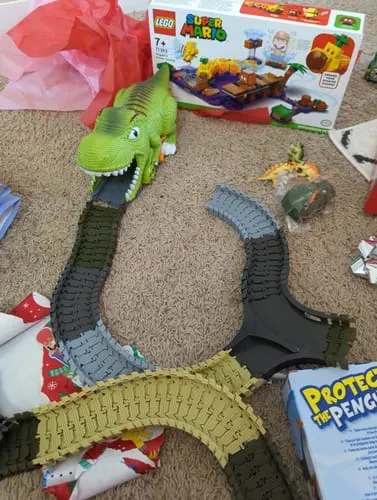 TUMAMA Dino Autorennbahn mit Auto batteriebetrieben