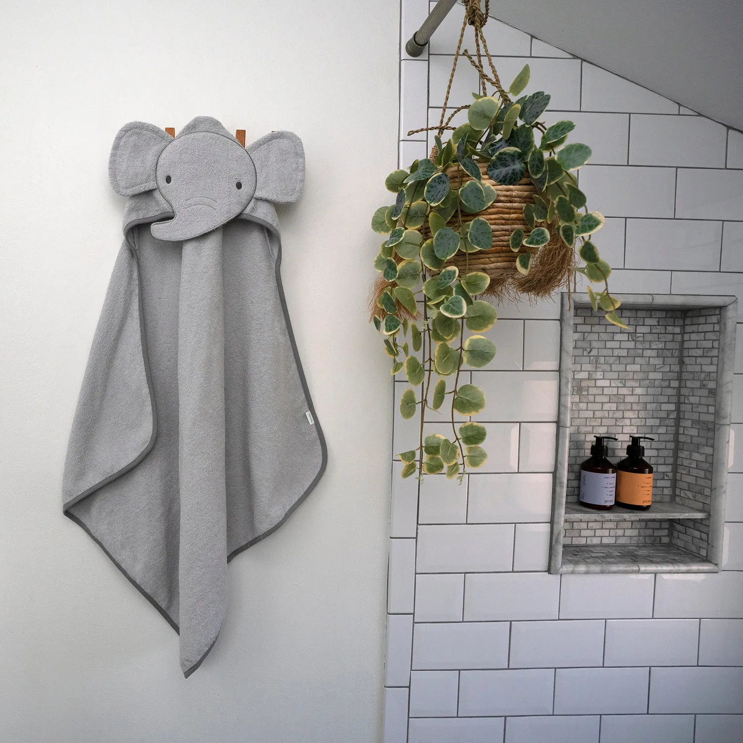 Ingenuity Clean & Cuddly Kapuzenhandtuch Elefant Grazer 76x76