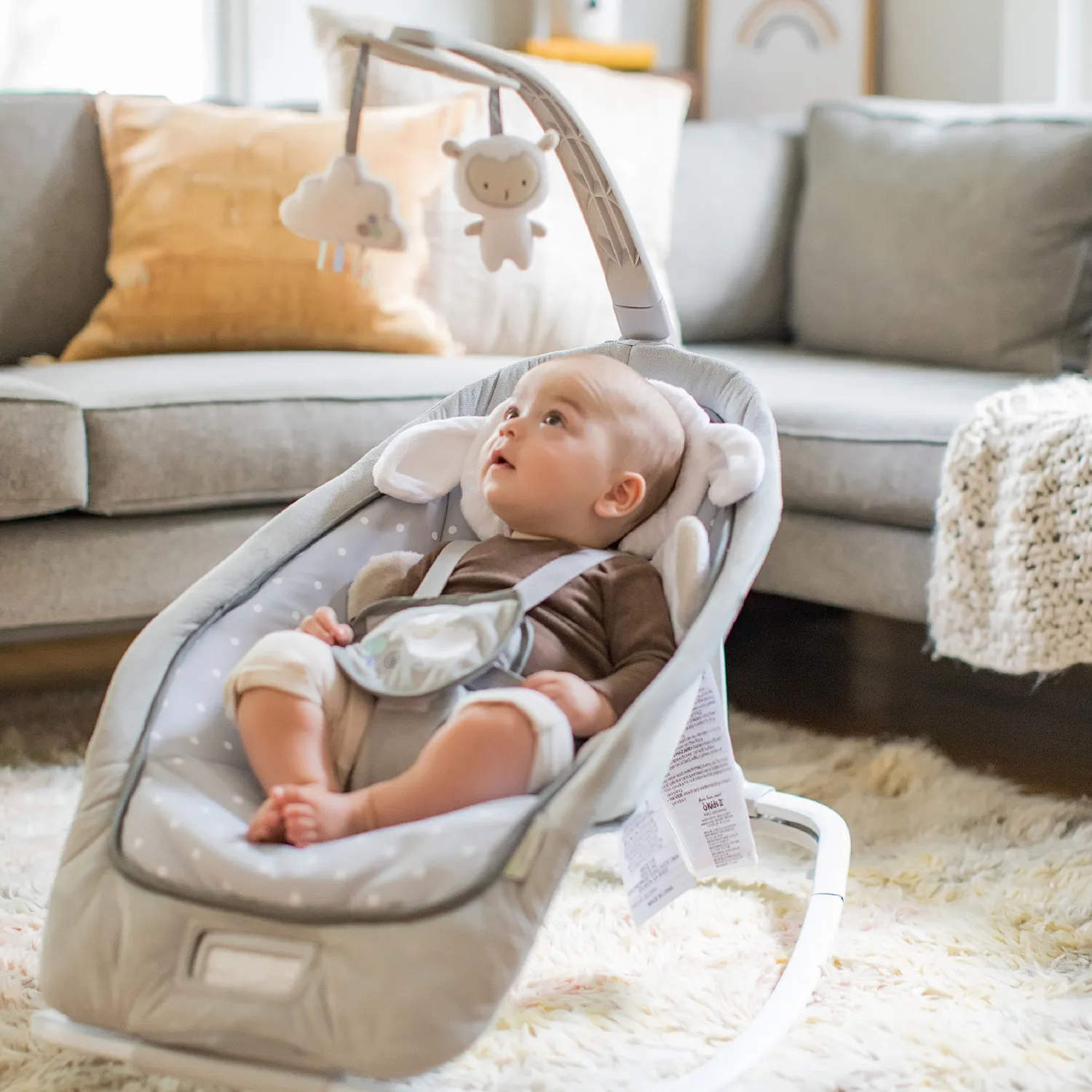 Ingenuity Cuddle Lamb Babywippe mit Vibration Lamm