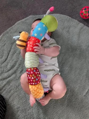 TUMAMA Raupe Kuscheltier Baby sensorisch mit Beißringen