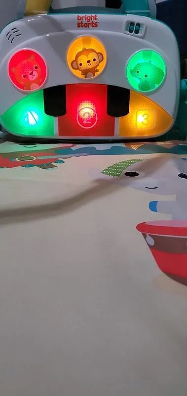 Bright Starts Groovin Kicks 4-in-1 Piano Spieldecke Safari