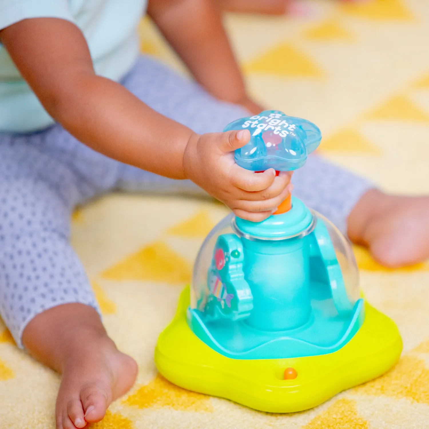 Bright Starts Press & Glow Spinner Musikspielzeug mit Licht