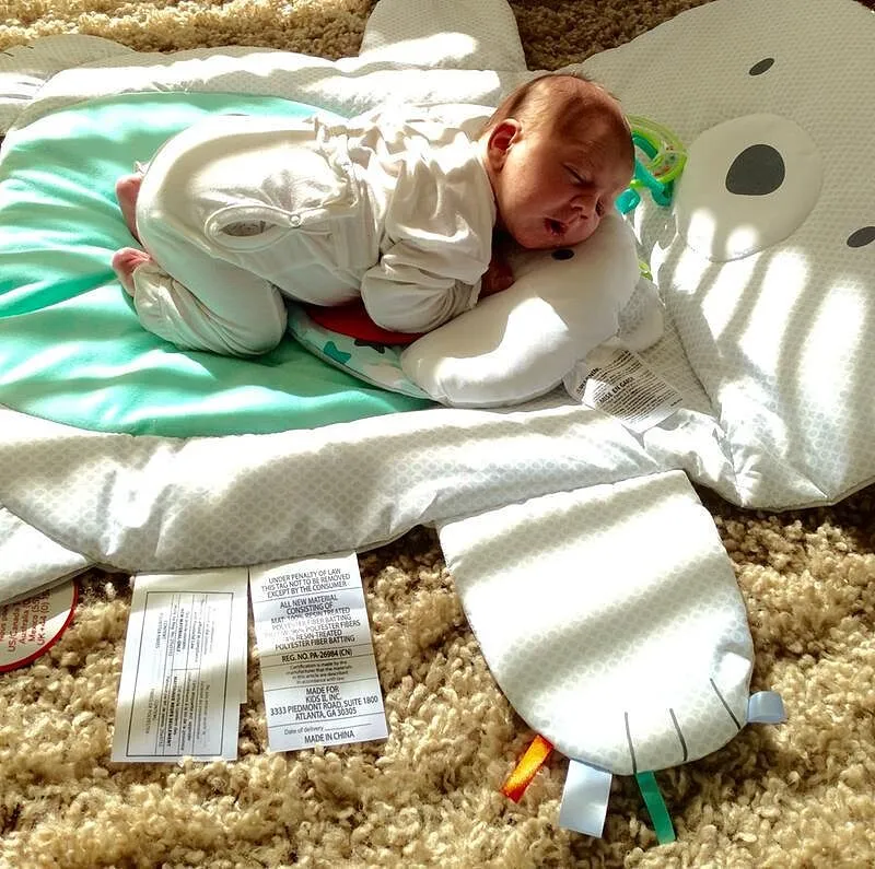 Bright Starts Tummy Time Prop & Play Spielmatte Eisbär