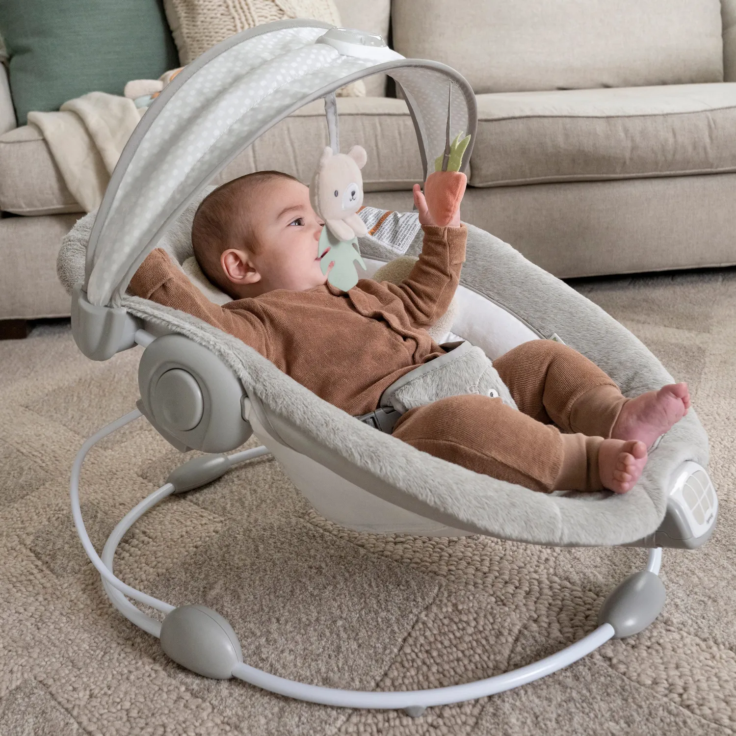 Ingenuity InLighten Nate Babywippe mit Licht-Spielbogen und Vibration